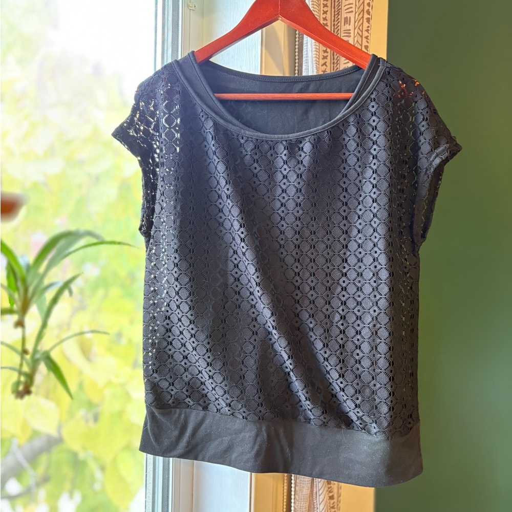 🎁 3for10$ or FREE WITH PURCHASE - Black lace eyelet short sleeve top – size M